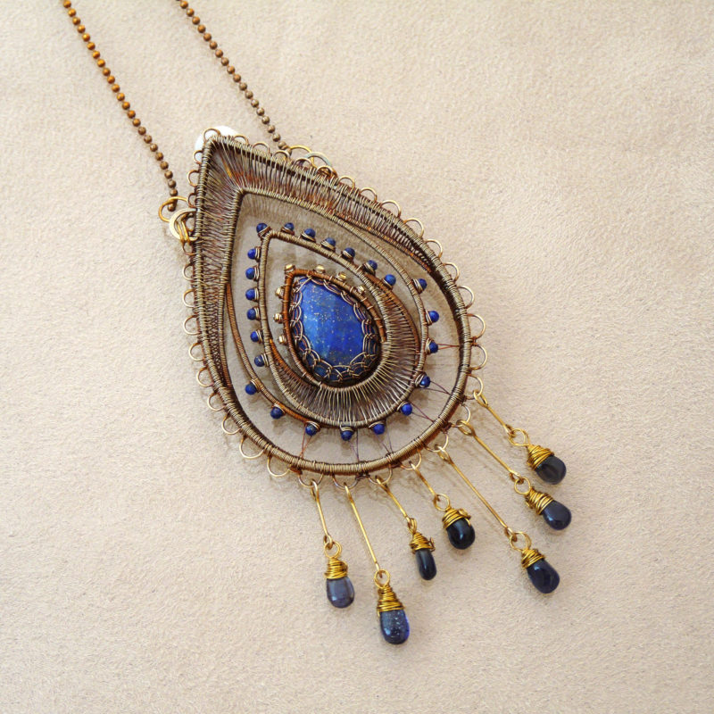 Neopakovatelný autorský drátovaný náhrdelník tvaru kapky z bronzu, mosazi, lapisů lazuli a iolitů připomínající lapač snů.